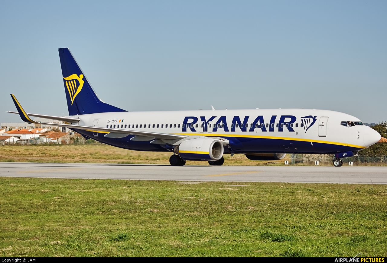 Ryanair EI-DPV aircraft at Porto