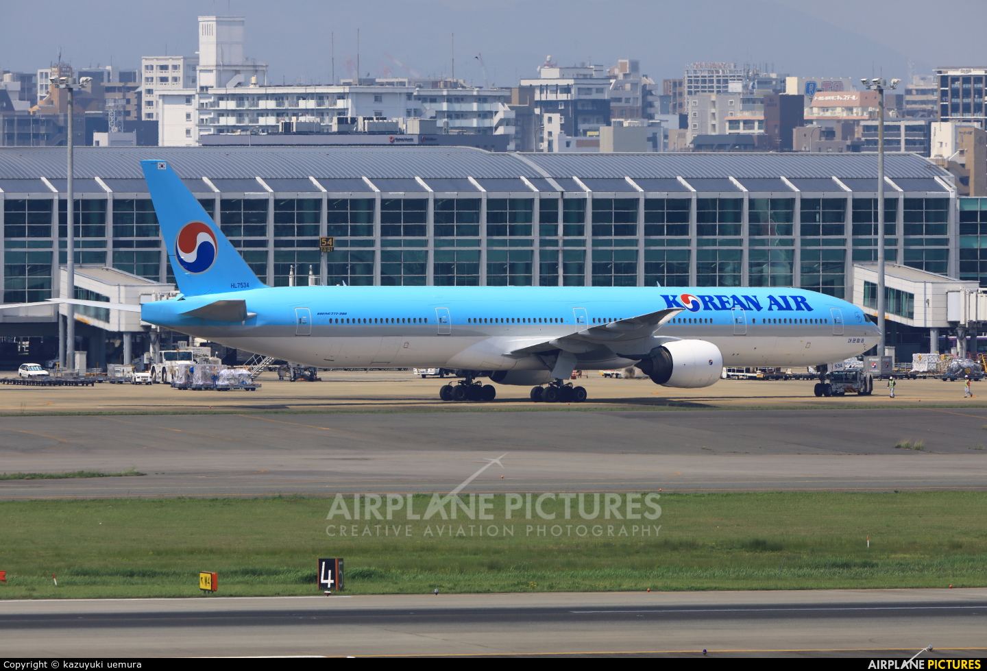 Korean Air HL7534 aircraft at Fukuoka