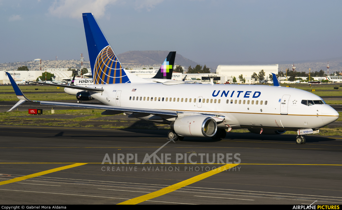 United Airlines N13750 aircraft at Mexico City - Licenciado Benito Juarez Intl