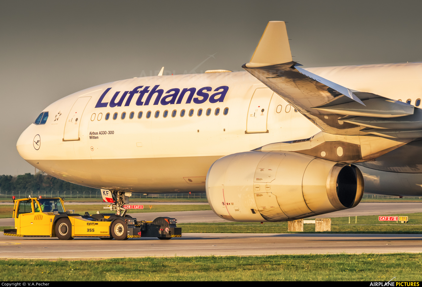 Lufthansa D-AIKF aircraft at Munich
