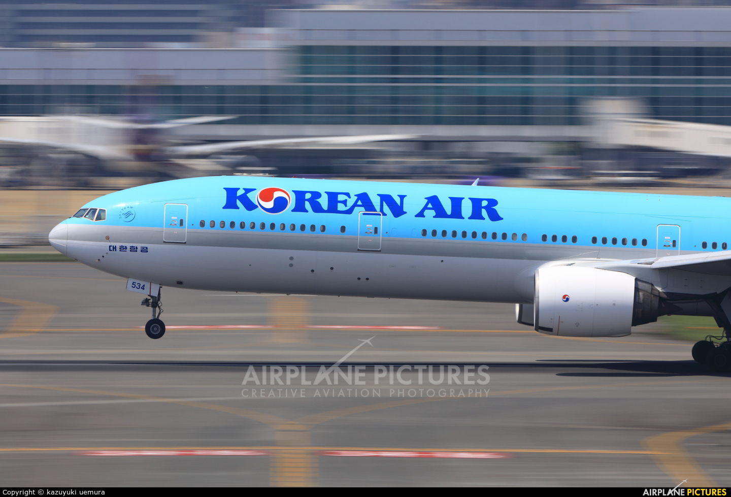 Korean Air HL7534 aircraft at Fukuoka