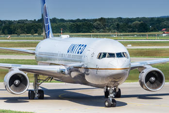 N672UA - United Airlines Boeing 767-300ER