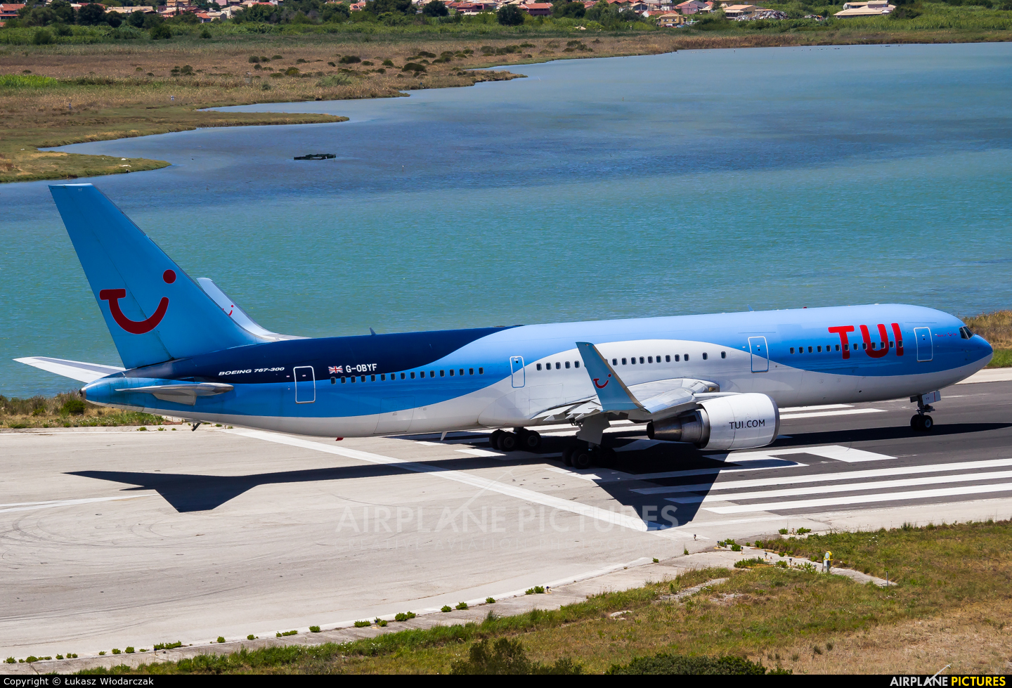 TUI Airways G-OBYF aircraft at Corfu - Ioannis Kapodistrias
