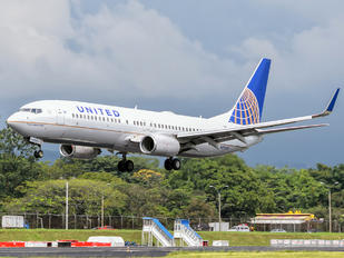 N77518 - United Airlines Boeing 737-800