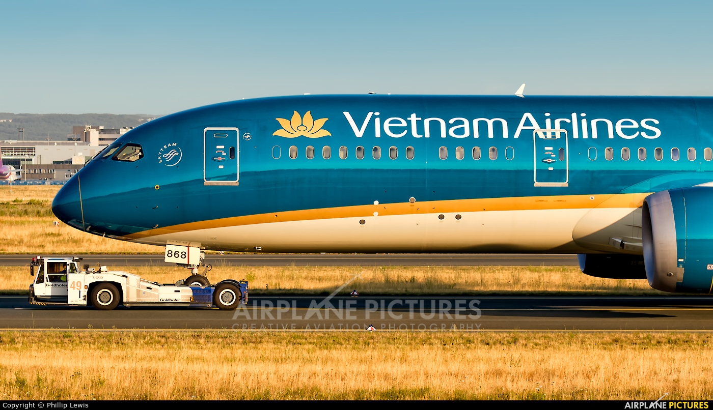Vietnam Airlines VN-A868 aircraft at Frankfurt