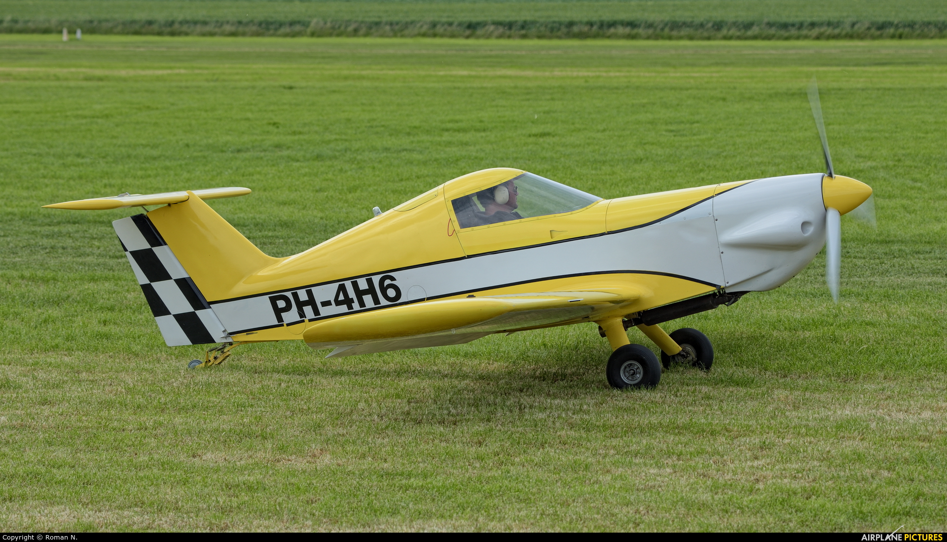 Private PH-4H6 aircraft at Oostwold