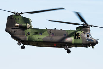 147304 - Canada - Air Force Boeing CH-147F Chinook