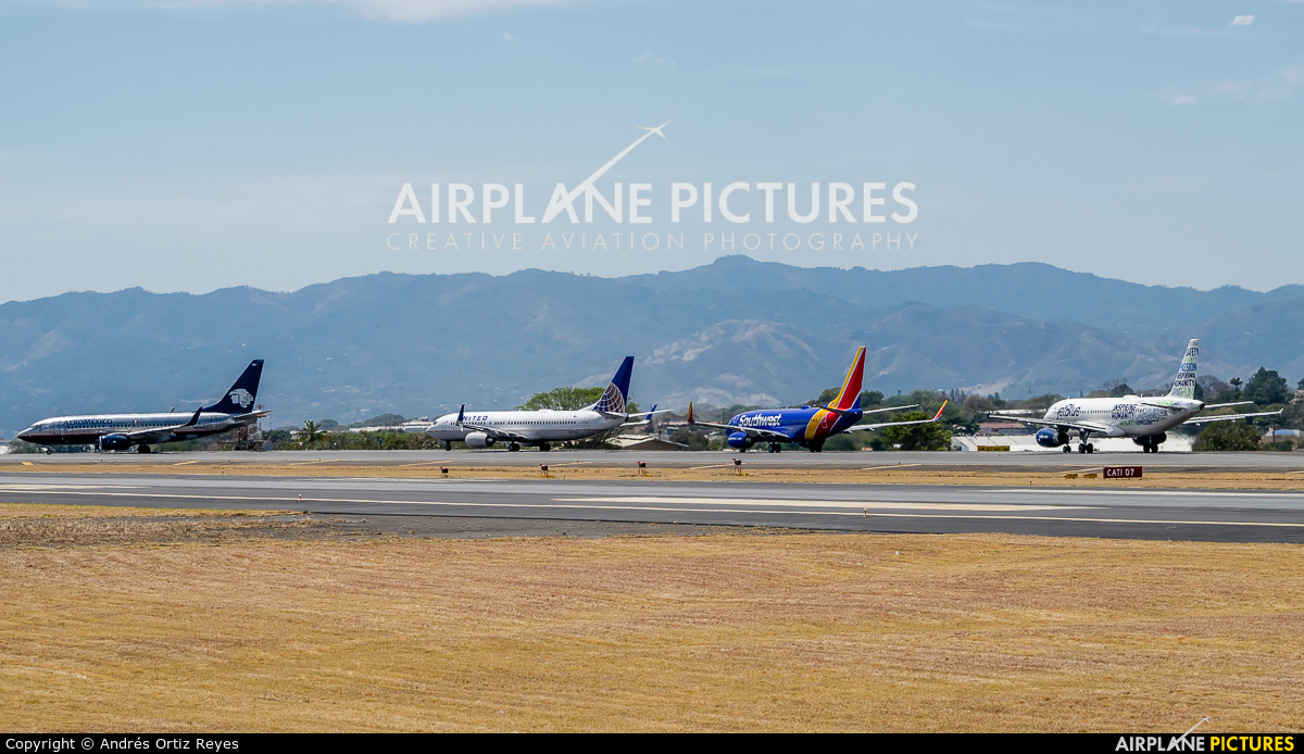- Airport Overview - aircraft at San Jose - Juan Santamaría Intl