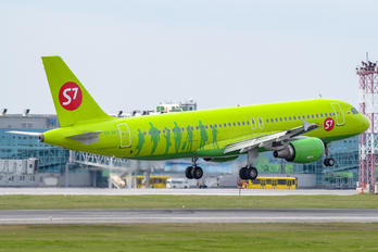 VQ-BET - S7 Airlines Airbus A320