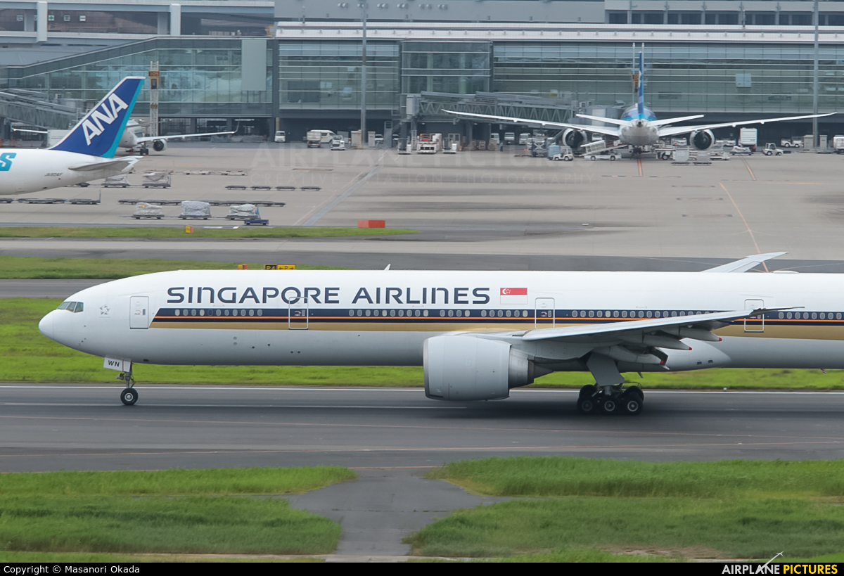 Singapore Airlines 9V-SWN aircraft at Tokyo - Haneda Intl