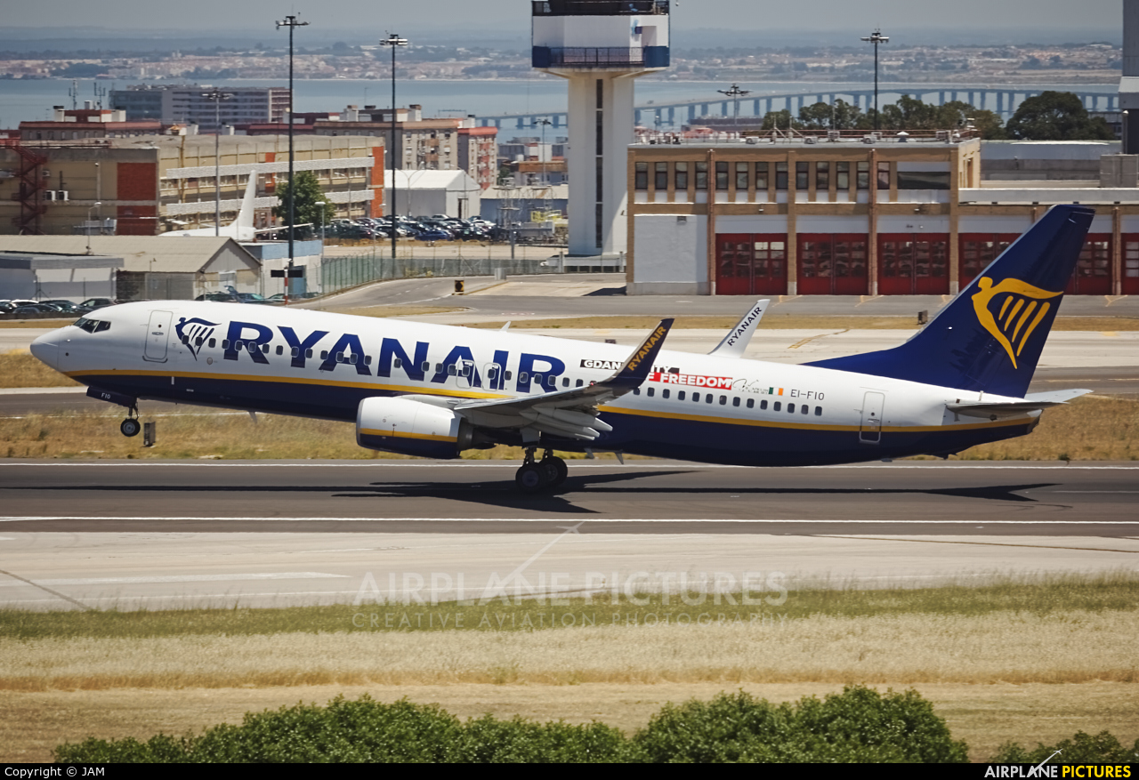 Ryanair EI-FIO aircraft at Lisbon