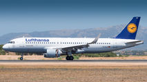 D-AIUX - Lufthansa Airbus A320 aircraft