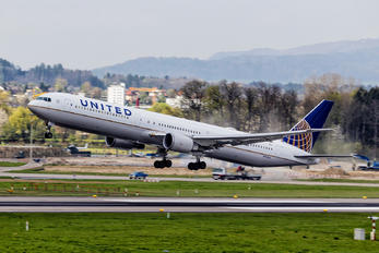 N76054 - United Airlines Boeing 767-400ER