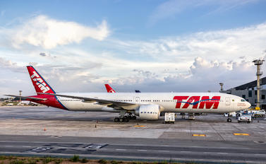 PT-MUG - TAM Boeing 777-300ER