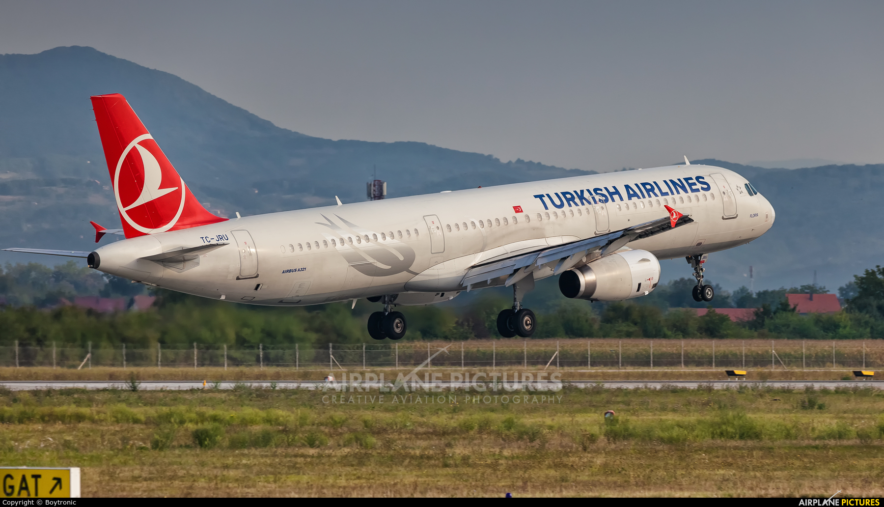 Turkish Airlines TC-JRU aircraft at Zagreb