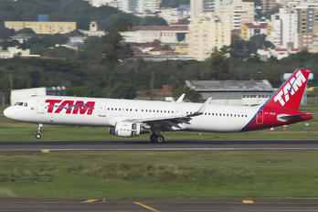 PT-XPM - TAM Airbus A321