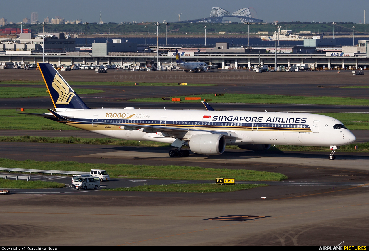 Singapore Airlines 9V-SMF aircraft at Tokyo - Haneda Intl