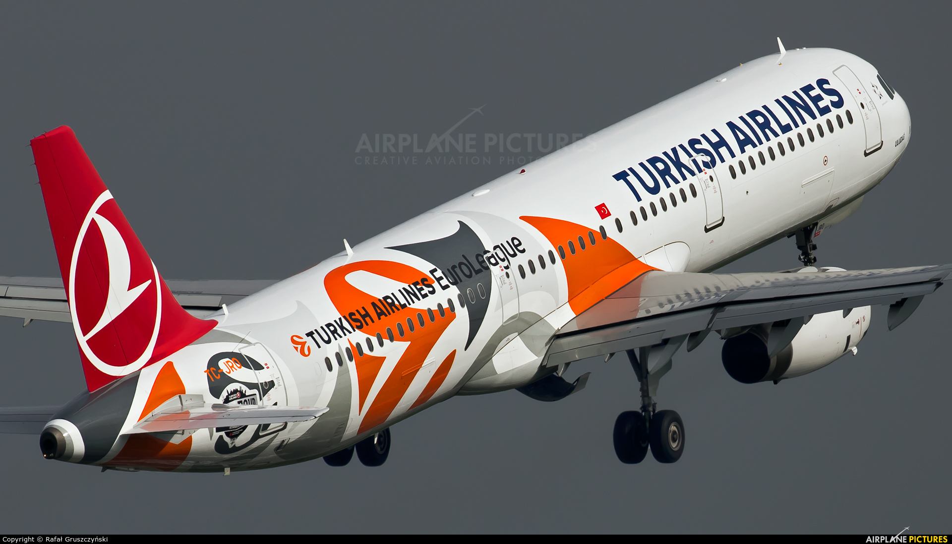 Turkish Airlines TC-JRO aircraft at Warsaw - Frederic Chopin