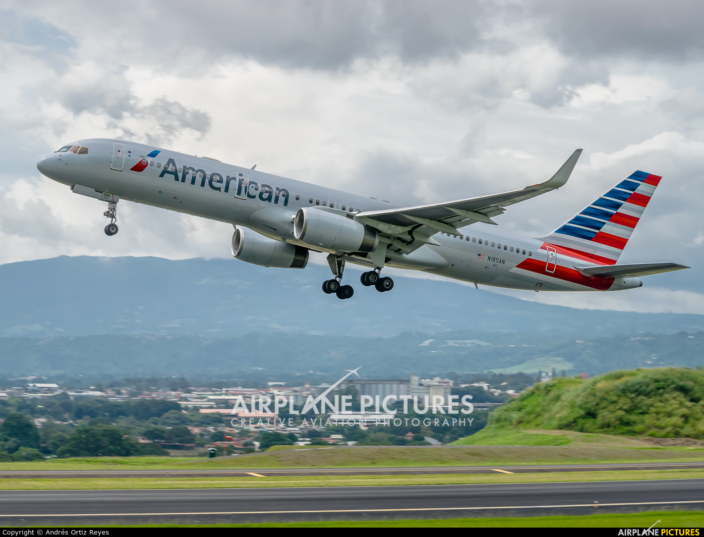 American Airlines N185AN aircraft at San Jose - Juan Santamaría Intl