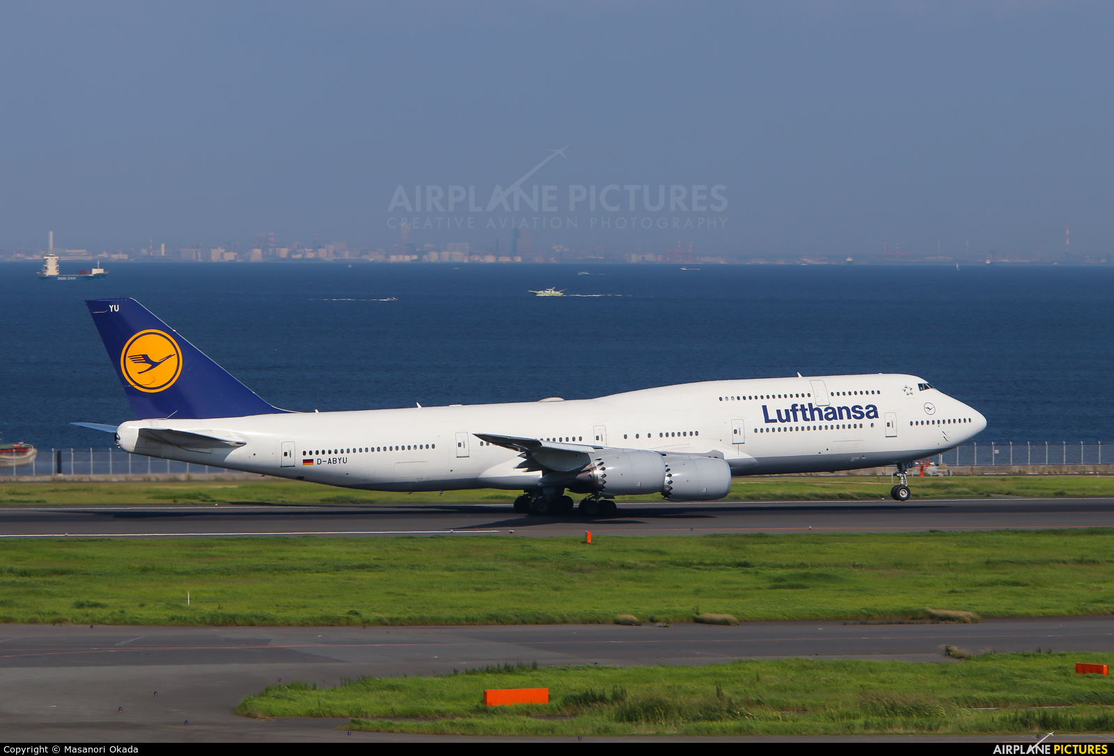 Lufthansa D-ABYU aircraft at Tokyo - Haneda Intl