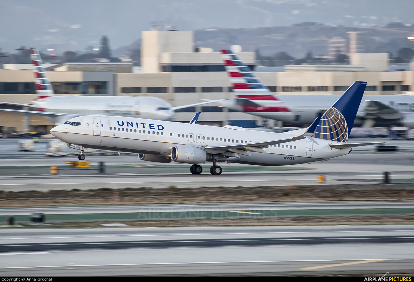 United Airlines N27239 aircraft at Los Angeles Intl
