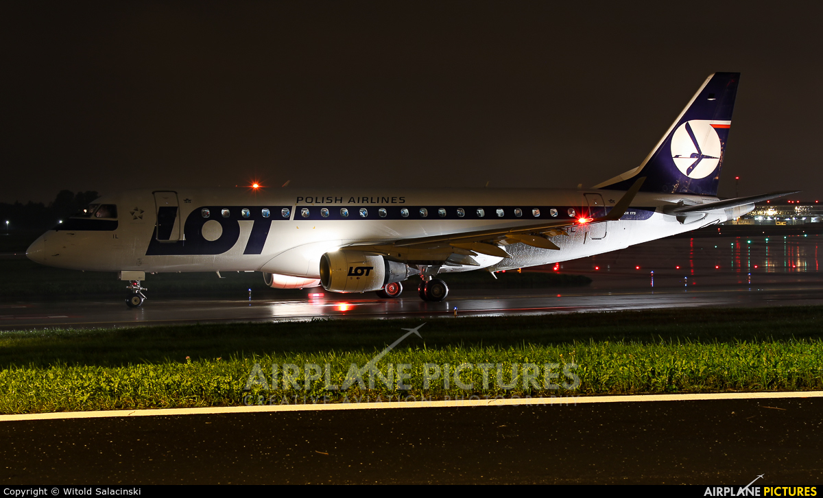 LOT - Polish Airlines SP-LIL aircraft at Warsaw - Frederic Chopin