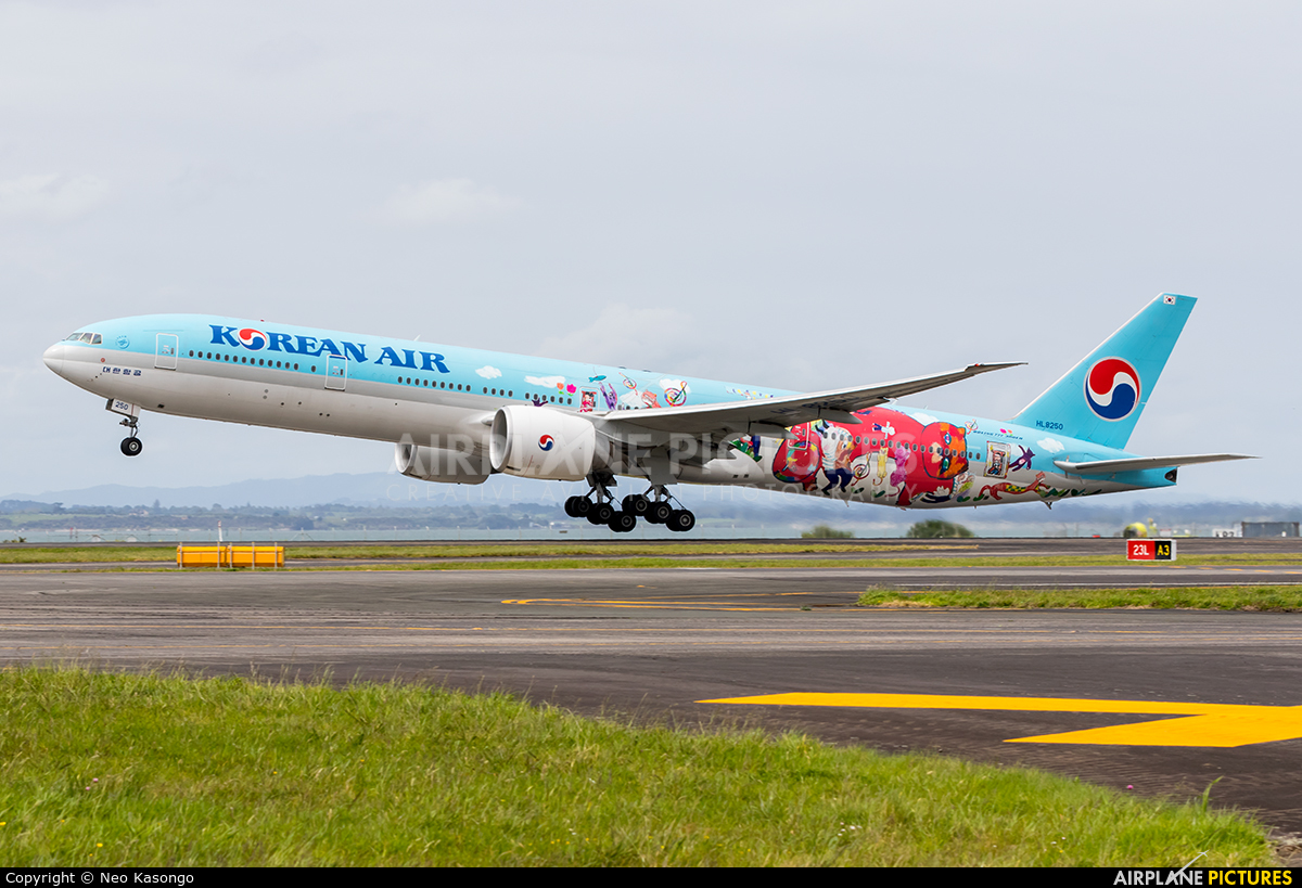 Korean Air HL8250 aircraft at Auckland Intl