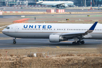 N675UA - United Airlines Boeing 767-300ER
