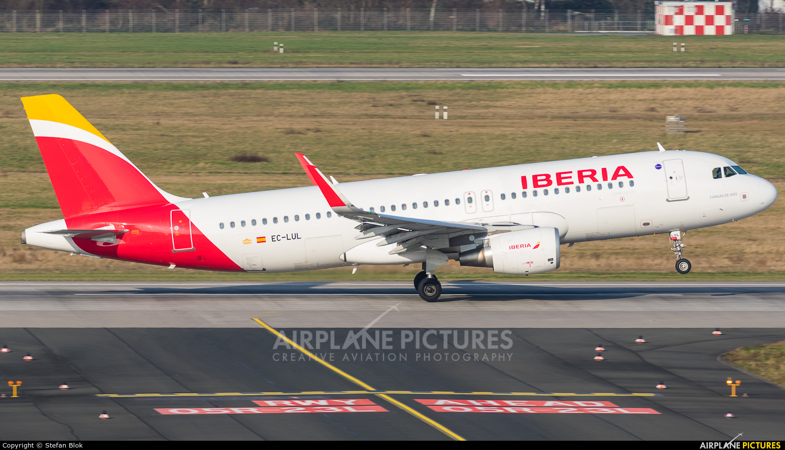 Iberia EC-LUL aircraft at Düsseldorf
