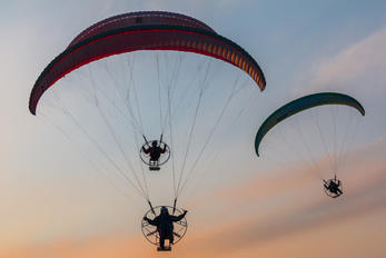 - - Flying Dragons Team Parachute Parachutist