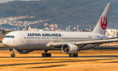 JA623J - JAL - Japan Airlines - Airport Overview - Terminal Building