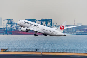 JA822J - JAL - Japan Airlines Boeing 787-8 Dreamliner