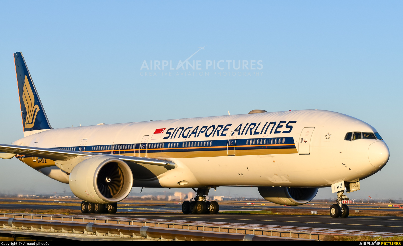 Singapore Airlines 9V-SWZ aircraft at Paris - Charles de Gaulle