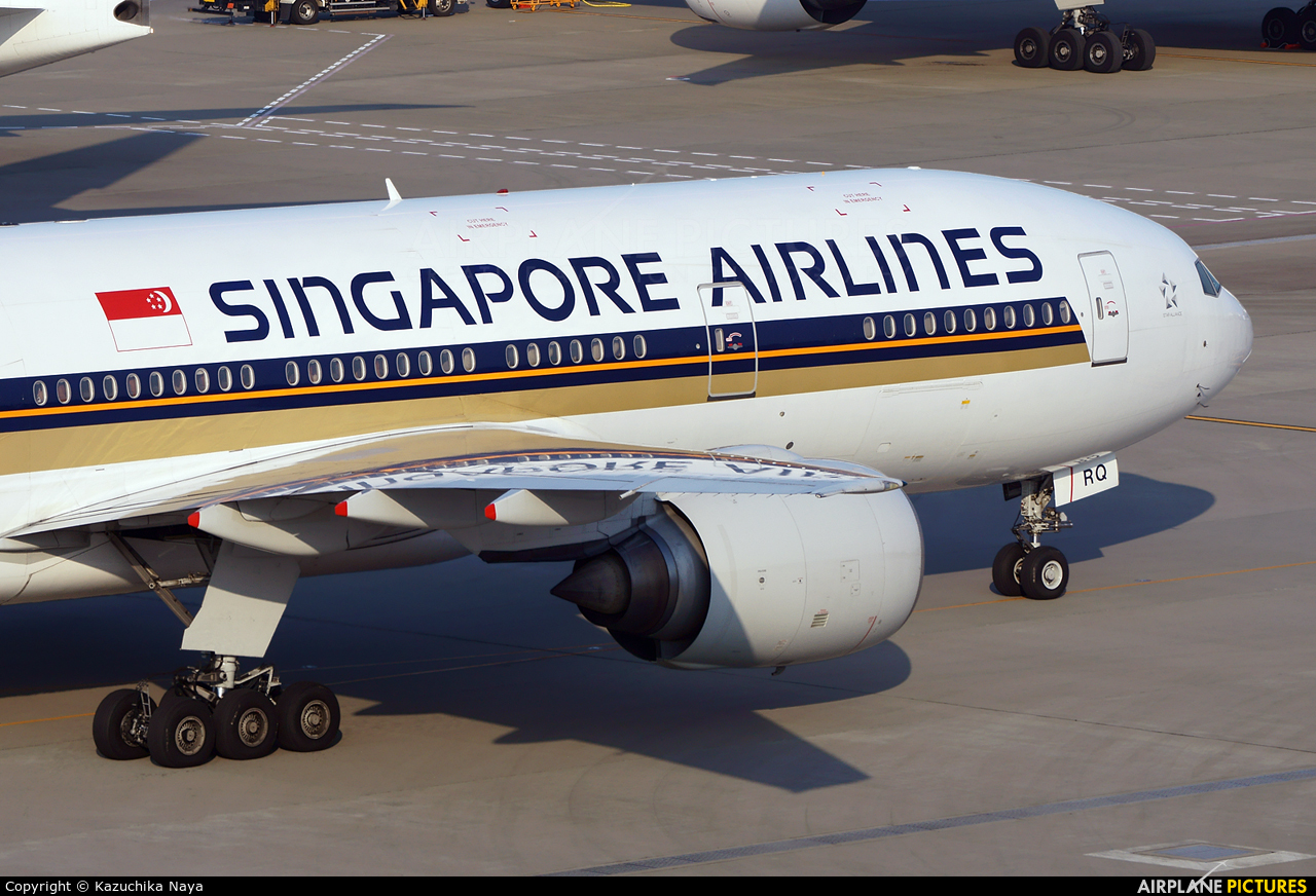 Singapore Airlines 9V-SRQ aircraft at Tokyo - Haneda Intl