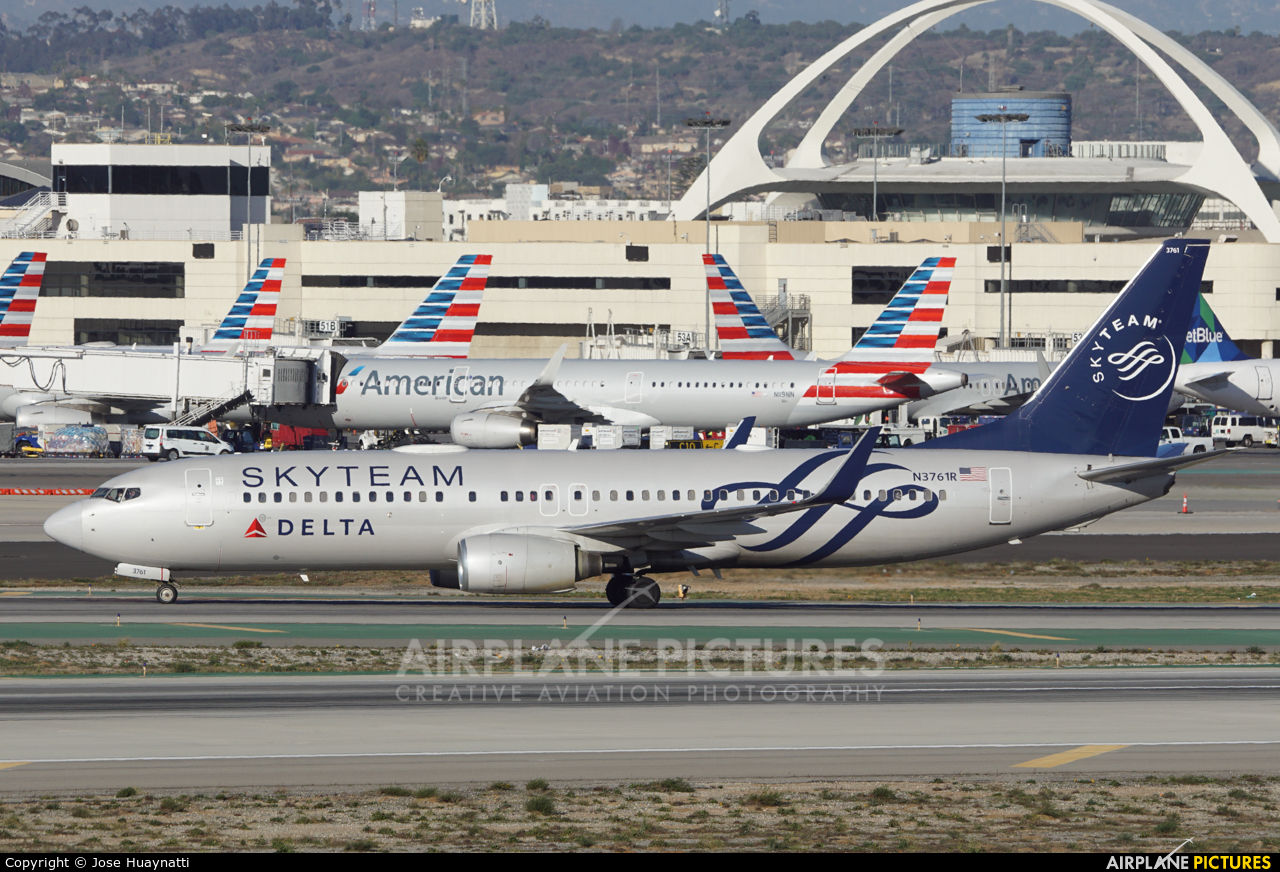Delta Air Lines N3761R aircraft at Los Angeles Intl