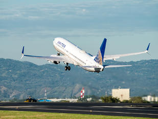 N18223 - United Airlines Boeing 737-800