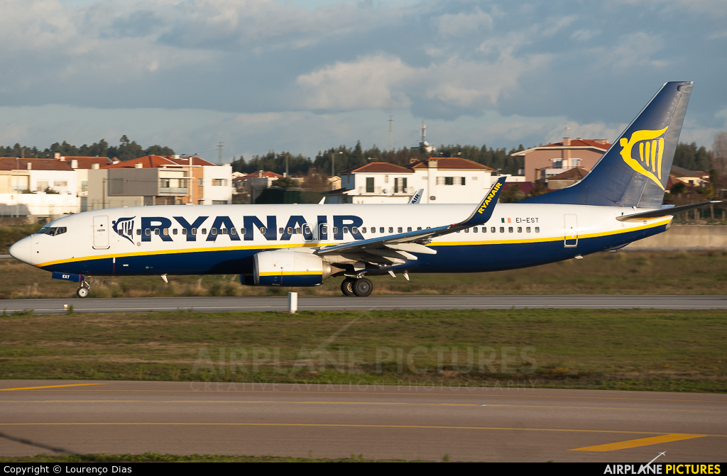 Ryanair EI-EST aircraft at Porto