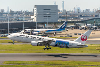 JA615J - JAL - Japan Airlines Boeing 767-300ER