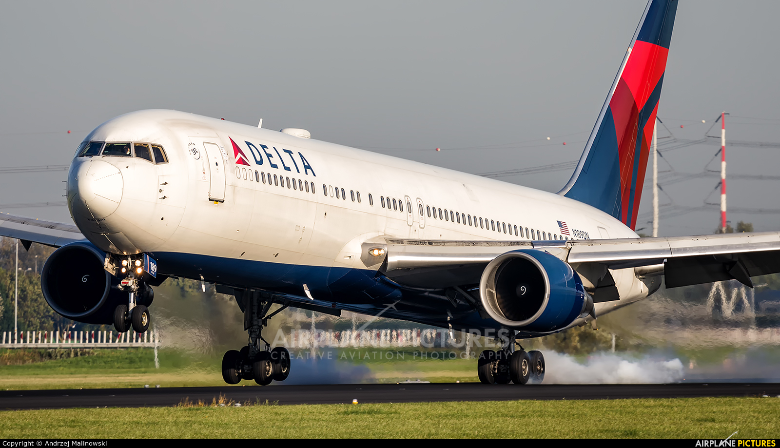 N189DN Delta Air Lines Boeing 767300 at Amsterdam Schiphol Photo