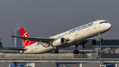 TC-JRU - Turkish Airlines Airbus A321