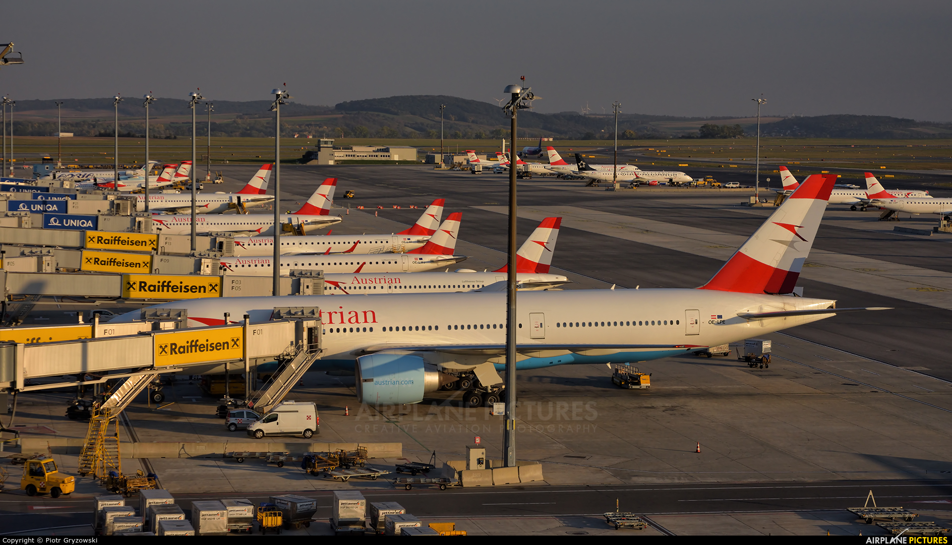 - Airport Overview - aircraft at Vienna - Schwechat