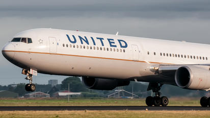 N69063 - United Airlines Boeing 767-400ER