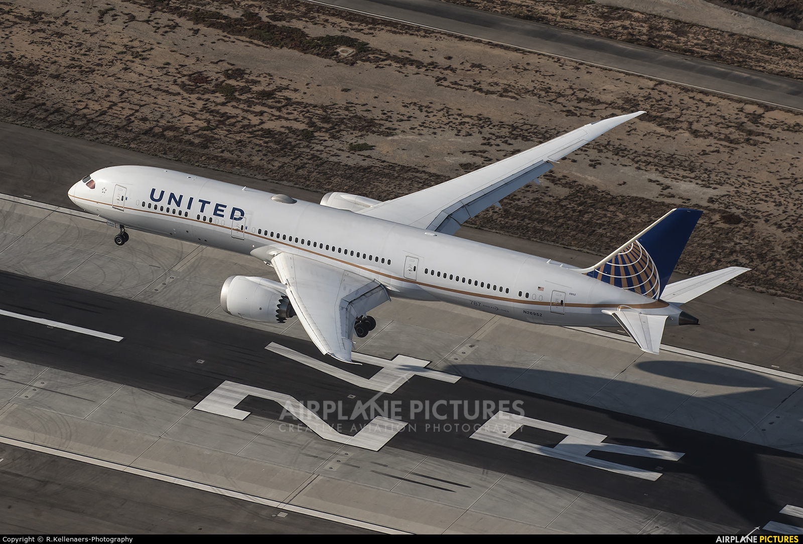 United Airlines N26952 aircraft at Los Angeles Intl