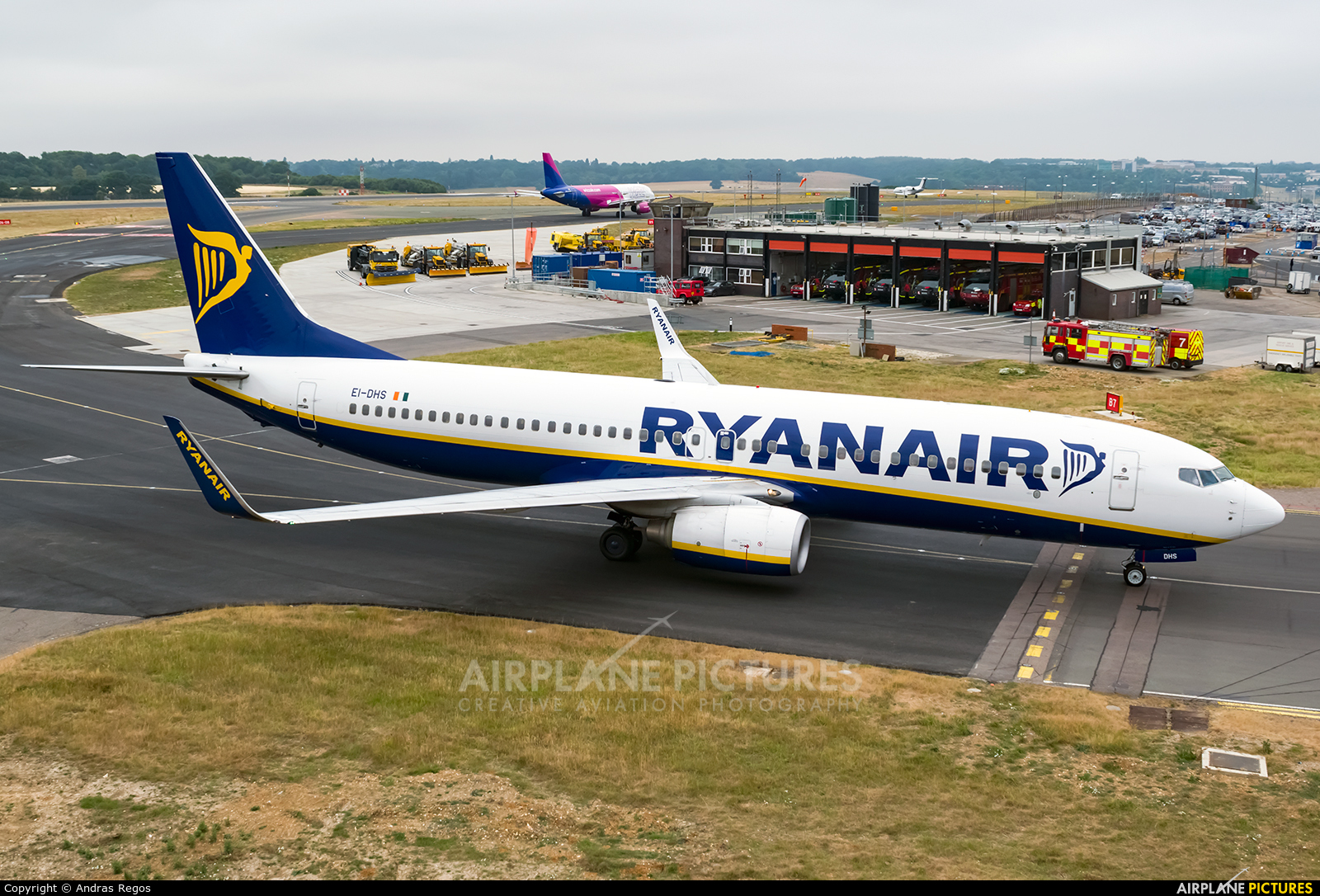 Ryanair EI-DHS aircraft at London - Luton
