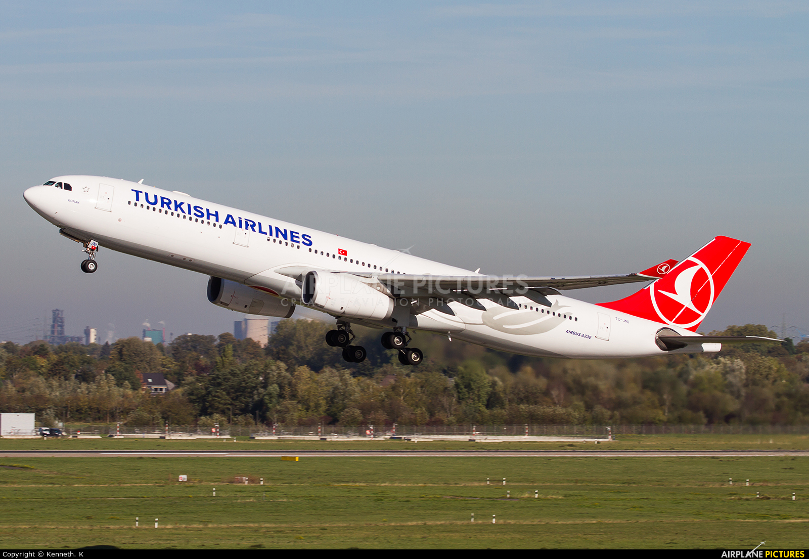 Turkish Airlines TC-JNI aircraft at Düsseldorf