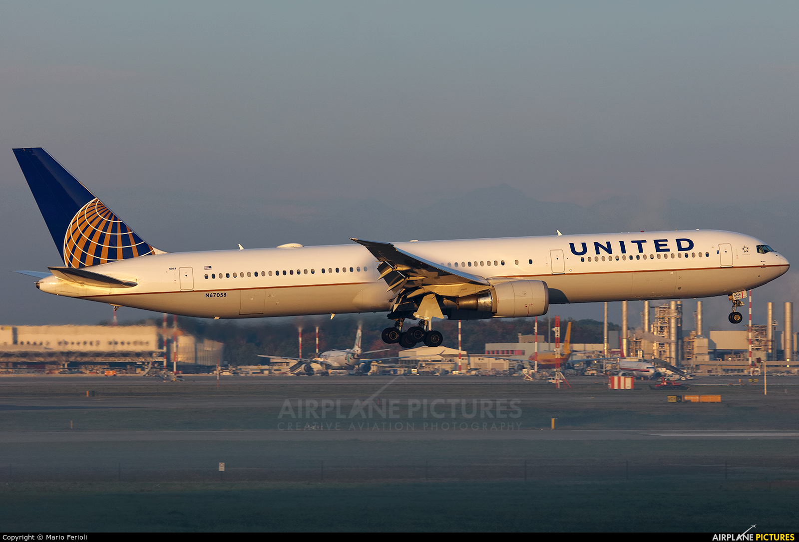 United Airlines N67058 aircraft at Milan - Malpensa