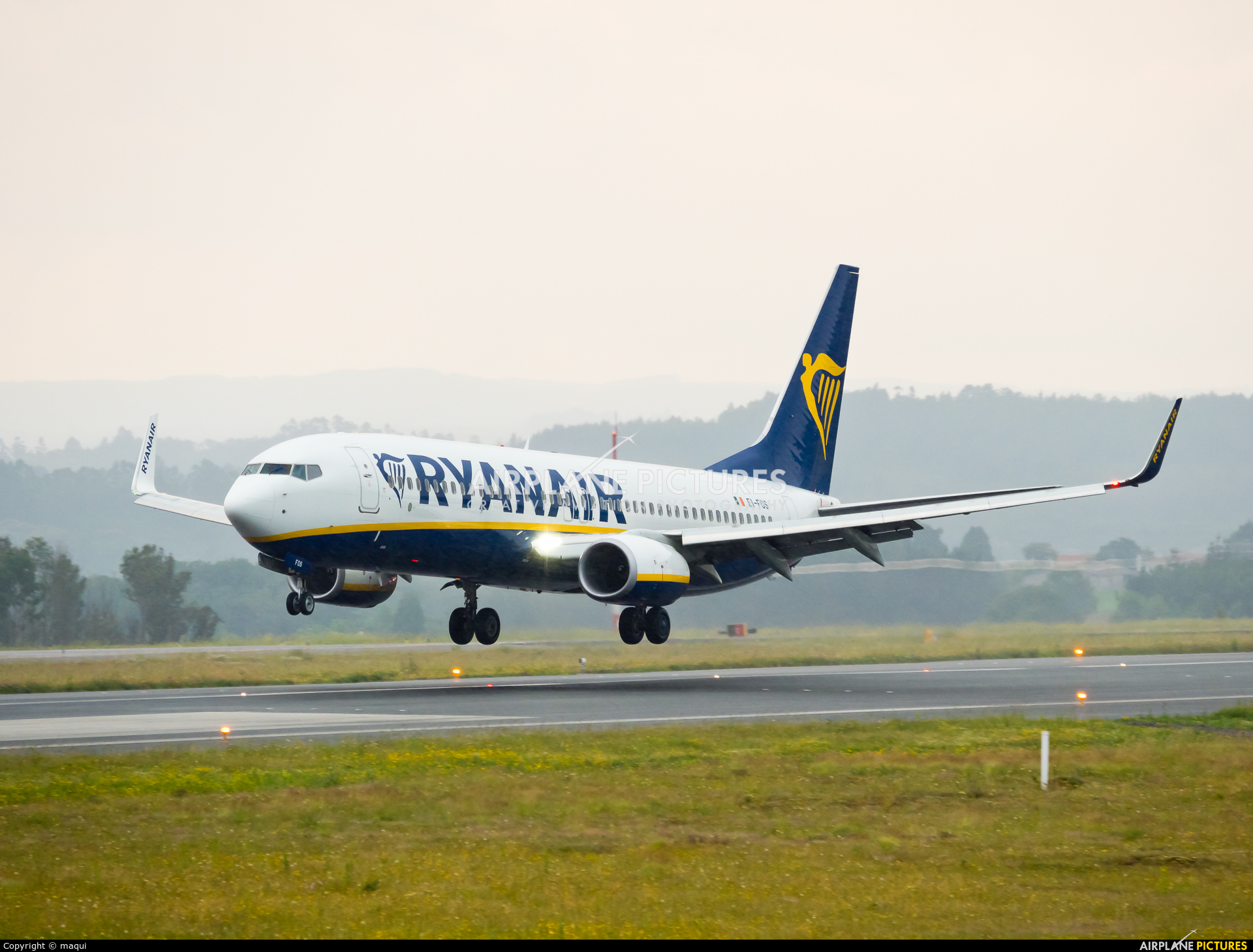 Ryanair EI-FOS aircraft at Santiago de Compostela