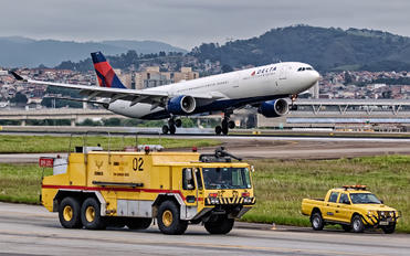 N821NW - Delta Air Lines - Airport Overview - Runway, Taxiway