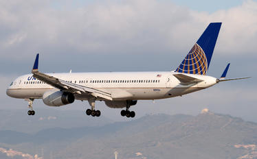 N19136 - United Airlines Boeing 757-200