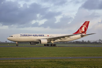 TC-LOH - Turkish Airlines Airbus A330-200